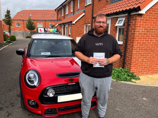 I passed first time with 3 driving faults thanks to Simon. He identified my strengths and weaknesses in no time, building up my confidence on each lesson. 100% recommend Gravy.