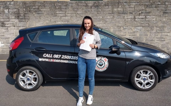 Another first time pass for Edel McGrath today at the Castlemungret test centre. Edel passed no bother at all driving with great confidence. Well done Edel, we´re all proud of you. Also congratulations to Clodagh Wyse and Mick Moynihan who both passed their tests first time over in Woodview this week. Great stuff all round.